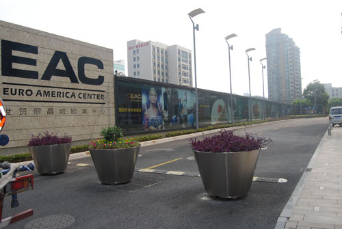 EAC世贸丽晶城-高亮内光灯布展示（长度57米无拼接）