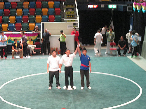 教练乔迪（属红腰带者）在国际传统武术锦标赛推手75KG决赛中